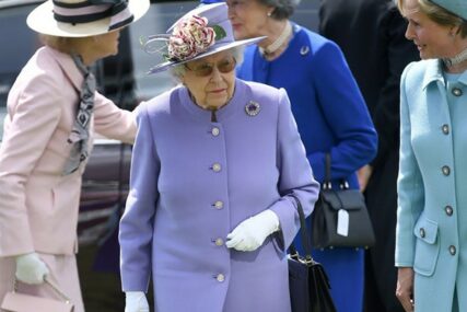 HAOS U NAJAVI Britanska kraljica poslušala Džonsona i SUSPENDOVALA RAD PARLAMENTA