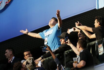 TI SI NAJVEĆI Maradona porukom rasplakao Federera(VIDEO)