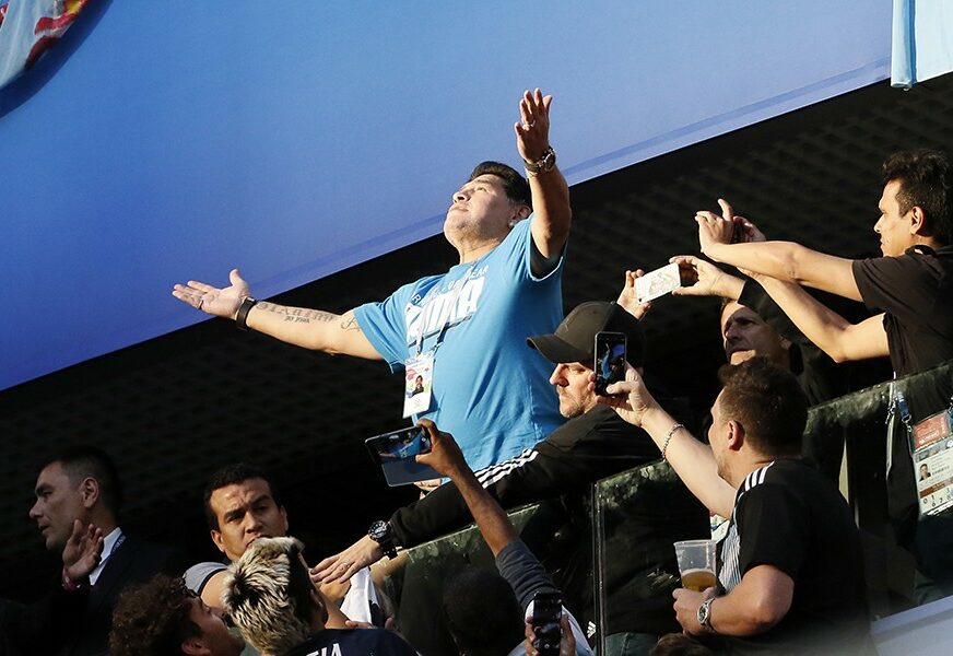 TI SI NAJVEĆI Maradona porukom rasplakao Federera(VIDEO)