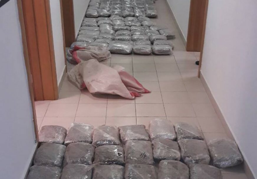 Dileri odbacili 153 KILOGRAMA marihuane kad su vidjeli policiju i POBJEGLI prema Albaniji
