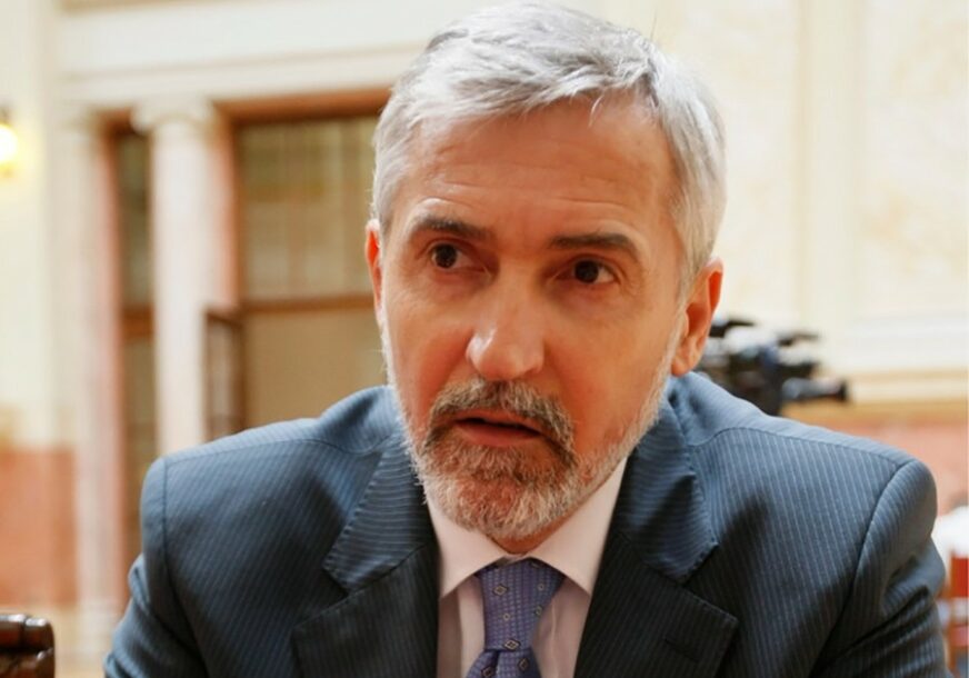 Srpski poslanik PRIVEDEN zbog krađe na aerodromu, a on se BRANI riječima: "Hitno sam morao u toalet i zato nisam odmah PLATIO ROBU"