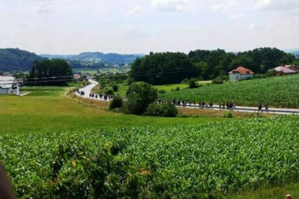 OČAJNIČKI ČIN Migranti iz Velike Kladuše organizovano krenuli prema Hrvatskoj, ZAUSTAVLJENI 200 metara od graničnog prelaza
