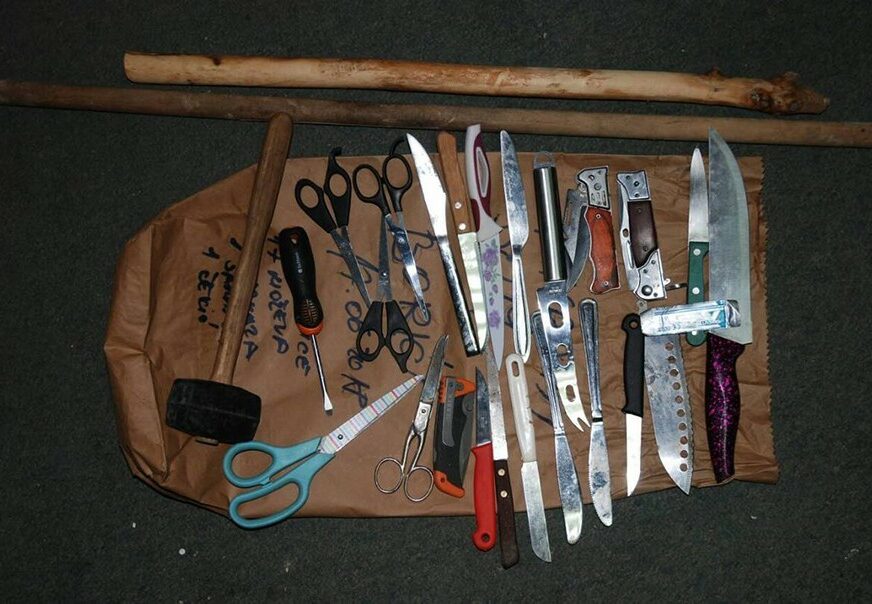 PRETRESI U BIHAĆU U objektima koje koriste migranti nađeni noževi, palice, skalpeli, makaze...