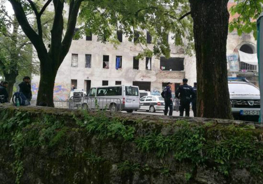 AKCIJA U BIHAĆU Više od 40 policajaca pretresa Đački dom u kojem su smješteni migranti