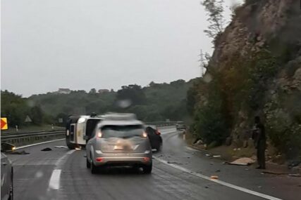 NESREĆA KOD RIJEKE Na auto-putu se prevrnuo kombi pun migranata, 12 osoba POVRIJEĐENO