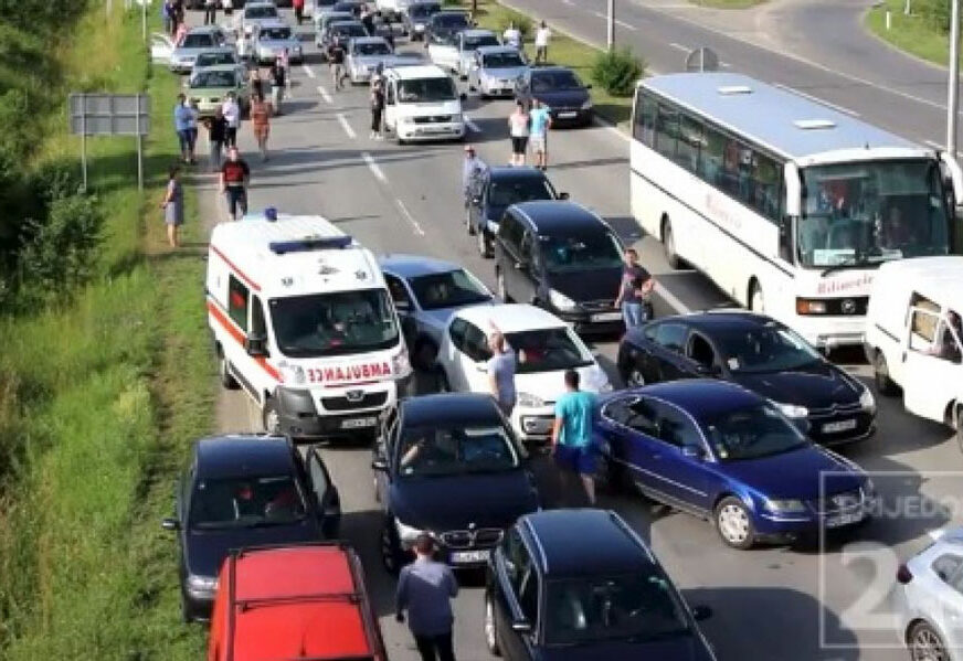 BURA NA DRUŠTVENIM MREŽAMA Hitna pomoć zaustavljena tokom blokade saobraćaja, šta su uradili pojedini vozači (VIDEO)