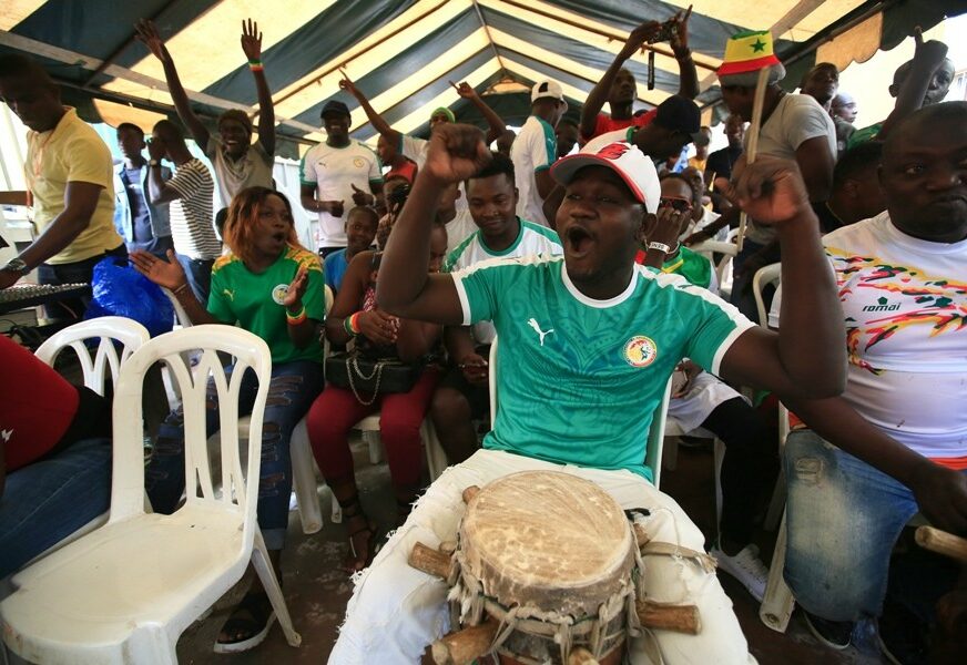 NEREDI U ANTVERPENU Senegalski navijači napali Poljake
