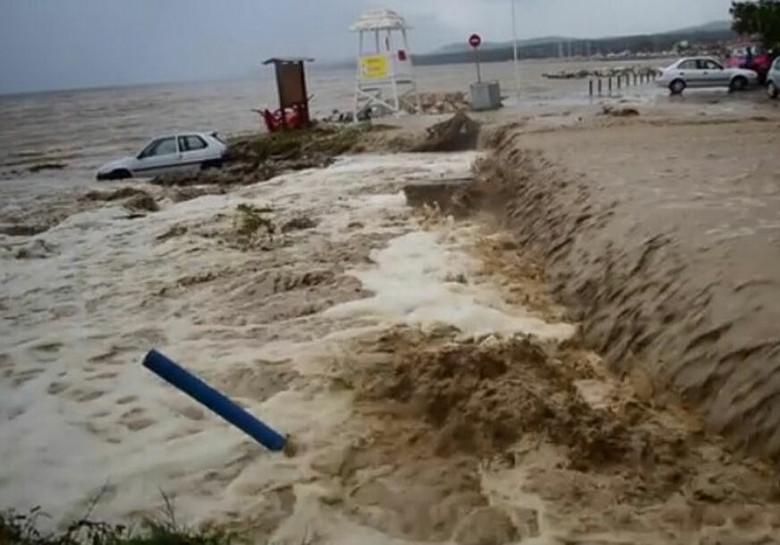 APOKALIPTIČNE SCENE Poplave u ljetovalištima u Grčkoj ostavljaju ŠOKANTNE PRIZORE (VIDEO)