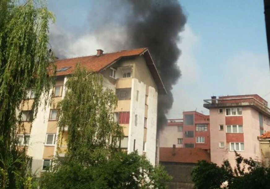 VATROGASCI SPASILI DIJETE Požar u stambenoj zgradi u Brezi, gori stan na četvrtom spratu