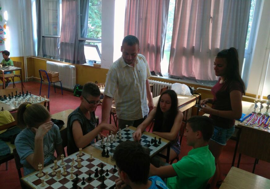 OMILJEN MEĐU ĐACIMA Vjeroučitelj u Foči stvara šahovske šampione