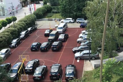 RAZBJESNILI JAVNOST Školsko igralište poslužilo kao parking za skupocjena vozila SPC