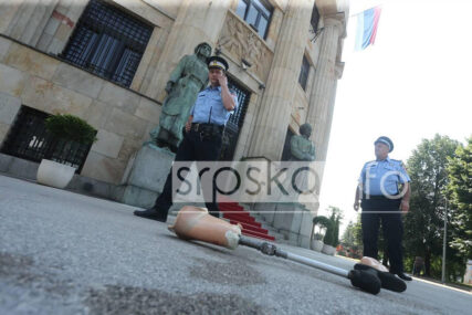 “OVO JE SRAMOTA” Ogorčeni amputirci BACILI PROTEZE pred Palatu predsjednika RS i vratili se u park