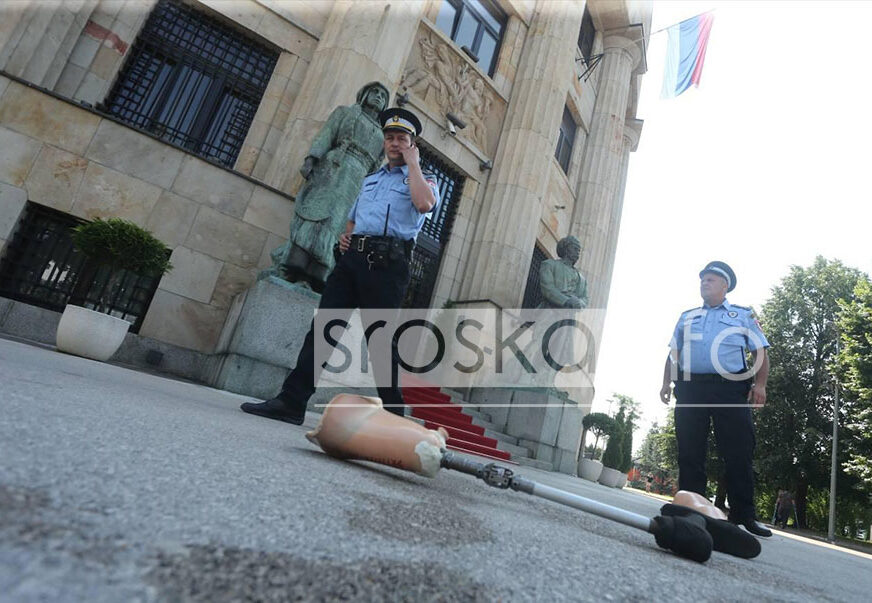 “OVO JE SRAMOTA” Ogorčeni amputirci BACILI PROTEZE pred Palatu predsjednika RS i vratili se u park