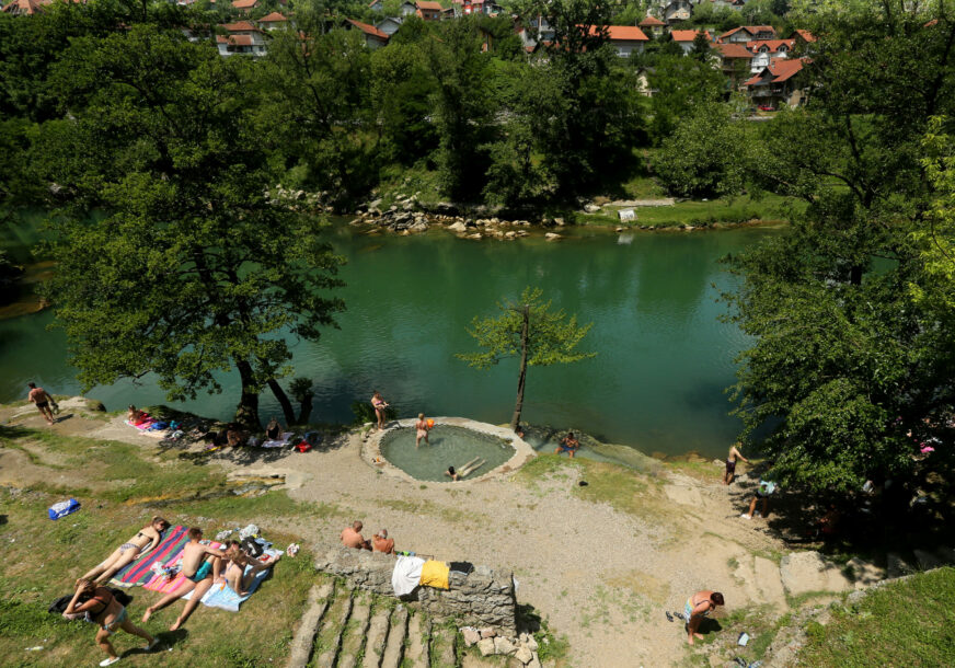 GRAĐANI SRPSKE PRKOSE KORONI Velika potražnja za vikendicama sa bazenom