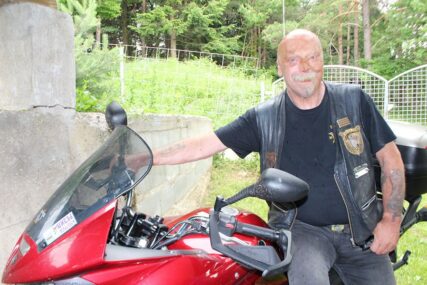 “TIJELO JE POKRPLJENO” Neobičan bajker na motorijadi kod Gračanice: Plemi je GORIO U AUTOMOBILU, ostao bez uva i prstiju