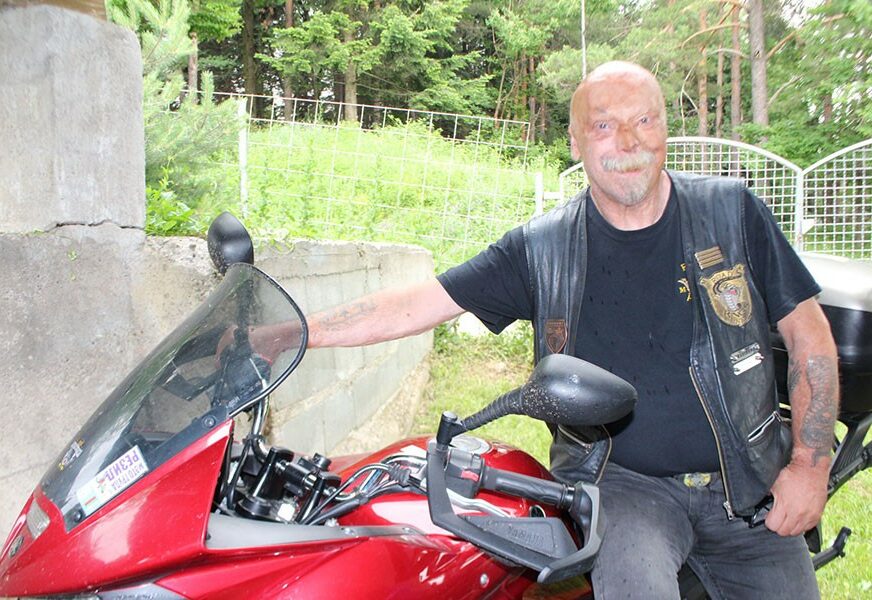 “TIJELO JE POKRPLJENO” Neobičan bajker na motorijadi kod Gračanice: Plemi je GORIO U AUTOMOBILU, ostao bez uva i prstiju