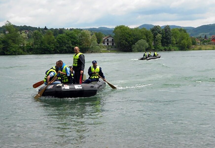 Migranti i dalje na Drini, biće vraćeni u Srbiju kada opadne vodostaj
