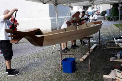 BANJALUČKA GONDOLA PLOVI RIJEKOM ADIĐO Majstori iz Banjaluke u Italiji napravili jedinstveni vrbaski čamac