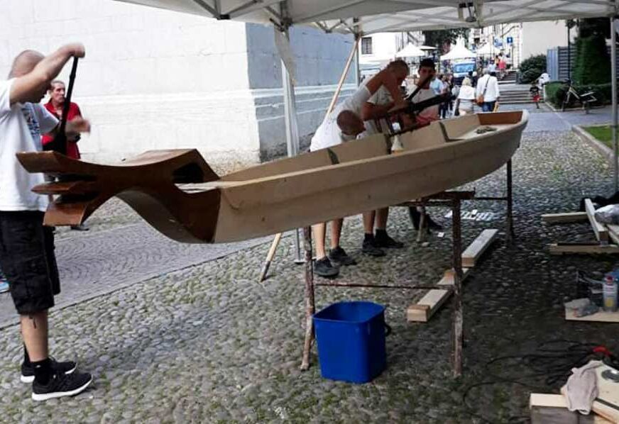 BANJALUČKA GONDOLA PLOVI RIJEKOM ADIĐO Majstori iz Banjaluke u Italiji napravili jedinstveni vrbaski čamac