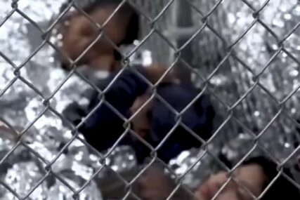 HAOS NA GRANICI MEKSIKA I SAD Djeca plaču zatvorena u KAVEZIMA, odvojili ih od roditelja (VIDEO)