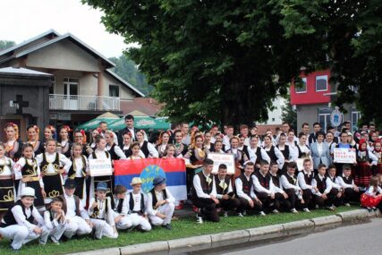 Manifestacija "Folklorom do pomirenja" održana u Loparama