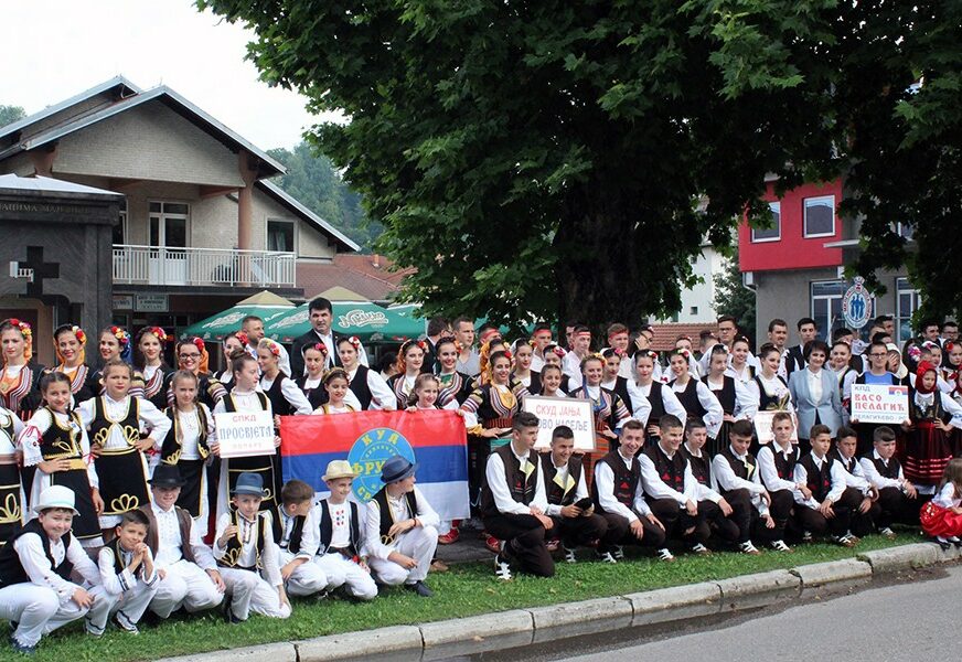 Manifestacija "Folklorom do pomirenja" održana u Loparama