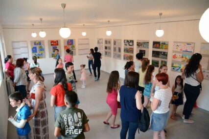 "Škole crtanja i slikanja": U Kotor Varošu otvorena izložba dječijih radova