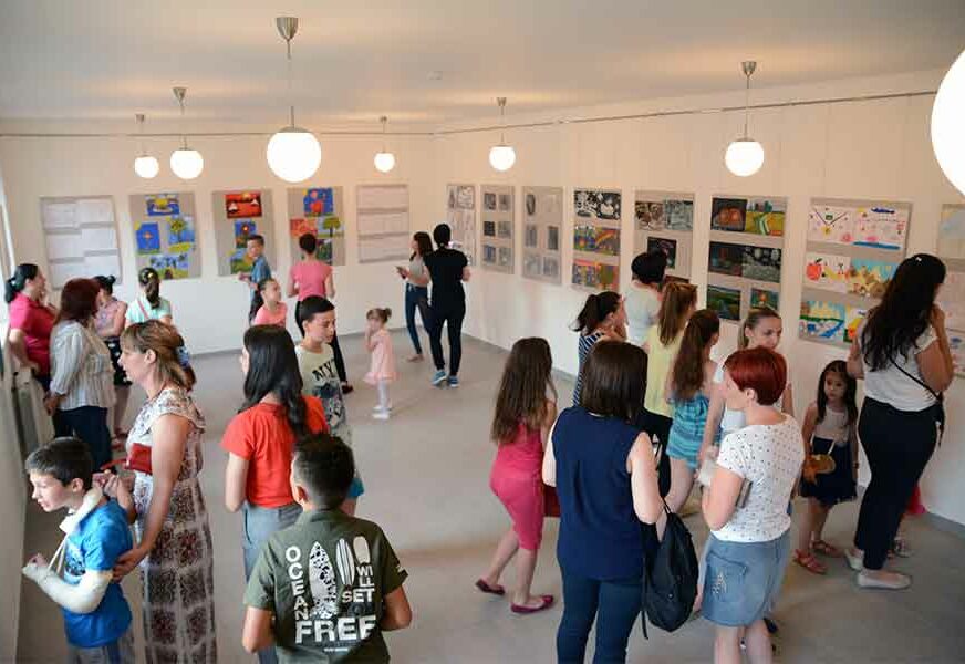 "Škole crtanja i slikanja": U Kotor Varošu otvorena izložba dječijih radova