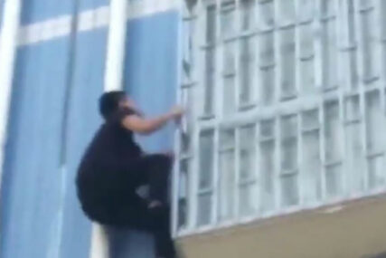 HEROJSKI ČIN KINESKOG SPAJDERMENA Popeo se na zgradu i spasio dijete koje je visilo s balkona