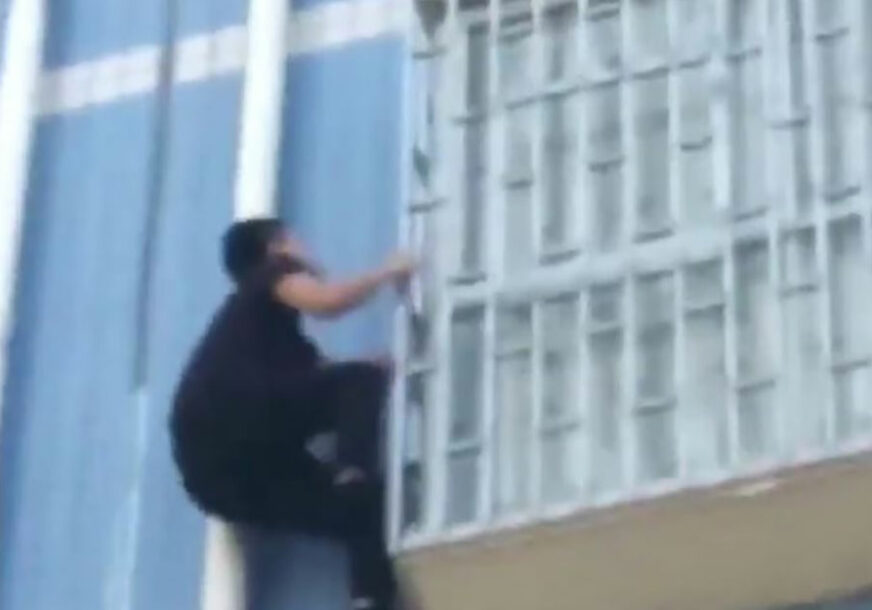 HEROJSKI ČIN KINESKOG SPAJDERMENA Popeo se na zgradu i spasio dijete koje je visilo s balkona