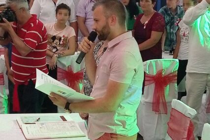 MATIČAR U BERMUDAMA Odbornik naljutio goste na svadbi, a on tvrdi da je SVE BILO PO PROPISU