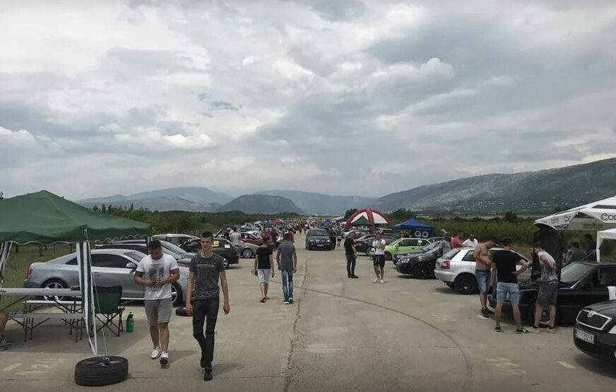 MIRIS BENZINA I SPALJENIH GUMA Automobilsko ludilo na mostarskoj pisti, atrakcija “fićo” s dva motora (VIDEO)