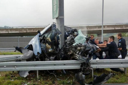 STRAVIČNA NESREĆA U SARAJEVU Automobil od jačine udara u stub POTPUNO SMRSKAN, dvije ženske osobe POGINULE, troje teško povrijeđeno