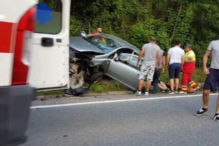 NESREĆA KOD ZENICE Automobil sletio s puta, četiri osobe povrijeđene