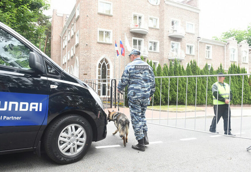 Neviđeno OBEZBJEĐENJE “Orlova” na SP u Rusiji, "pečatiranje" kola i LIJEPE POLICAJKE (FOTO)