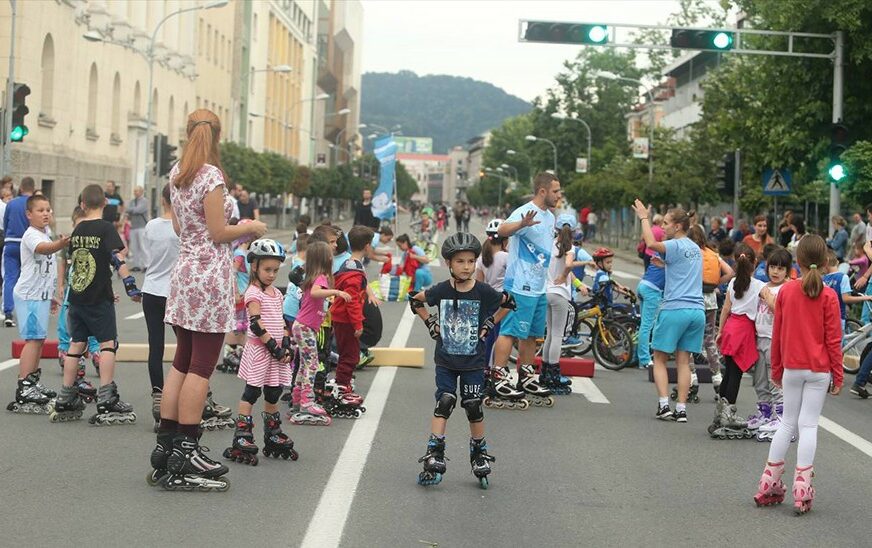 SEZONA POČELA DJEČIJOM ROLERIJADOM Glavna gradska ulica ponovo postala pješačka zona