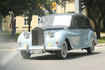 ZA NJIM SE OKREĆU I MUŠKARCI I ŽENE Oldtajmer zasjenio sve na ulicama Banjaluke