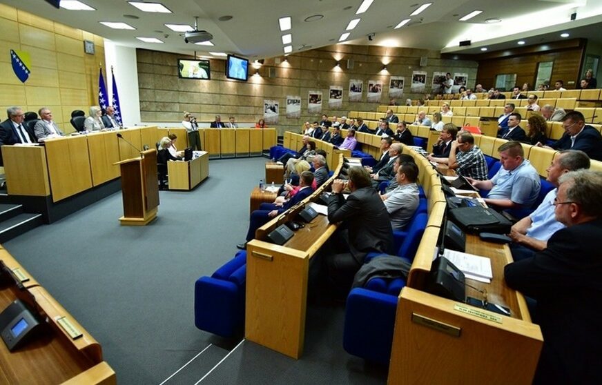 SRBI OPET BEZ SVOJIH PREDSTAVNIKA Osam stranaka ulazi u Parlament FBiH