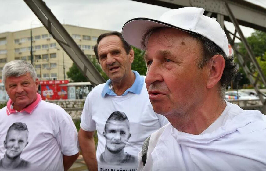 NOSIO BAKLJU I CVIJET Književnik, maratonac i humanitarac PJEŠKE stigao iz Banjaluke u Sarajevo, na put dug više od 200 kilometara krenuo zbog DAVIDA I DŽENANA