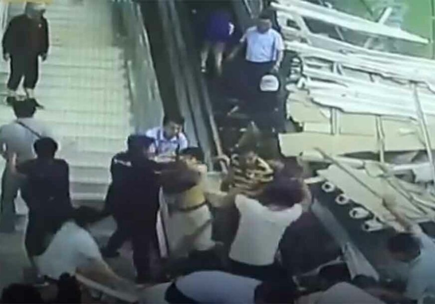 NESREĆA U KINI Plafon tržnog centra se obrušio na turiste (VIDEO)