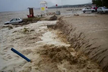 STRAVIČNE POPLAVE U GRČKOJ Voda nosi automobile, evakuisani turisti
