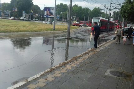 POTOP U BEOGRADU Tramvaji ne voze, pješaci preskaču velike lokve