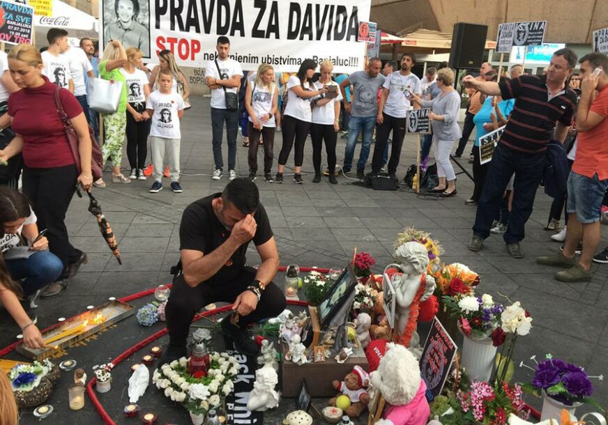PRAVDU ZA DAVIDA TRAŽI SVE VIŠE DJECE I SREDNJOŠKOLACA Dragičević: “Ako dokažete da je moj sin lopov, narkoman i ubica UBIĆU SE”