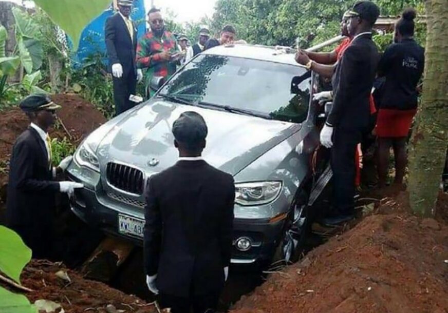 POSLJEDNJE PUTOVANJE NA VISOKOJ NOZI Nigerijac sahranio oca u NOVOM automobilu vrijednom 66.000 dolara