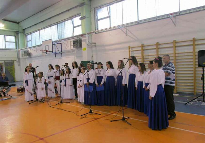 Za djecu sa Kosmeta priređen bogat kulturno-zabavni program u Crkvini kod Šamca