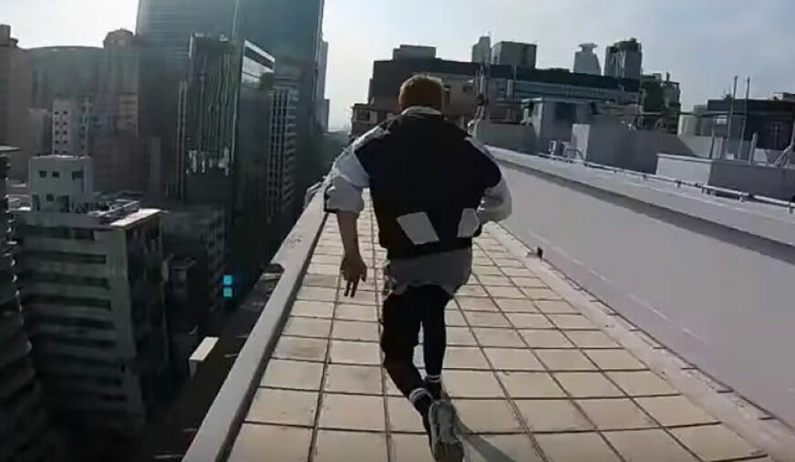 HRABROST ILI LUDOST Ovi momci ne znaju za prepreke, bez problema skaču sa jednog solitera na drugi (VIDEO)