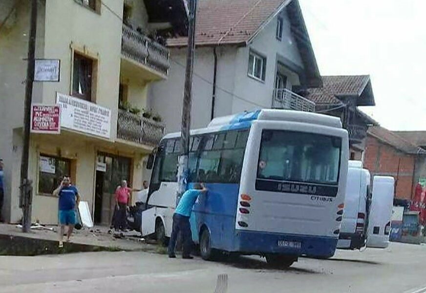 U sudaru dva minibusa povrijeđene tri osobe