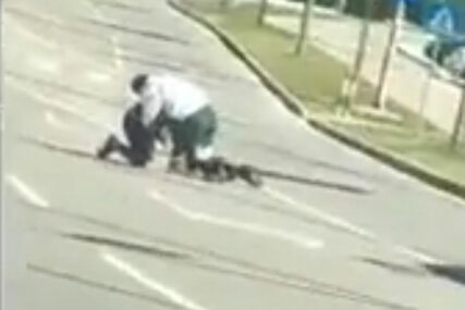 OBRAČUN NASRED PUTA Bilo je tu rvačkih zahvata i držanja protivnika u klinču, ali to nije najluđa stvar u cijeloj priči (VIDEO)