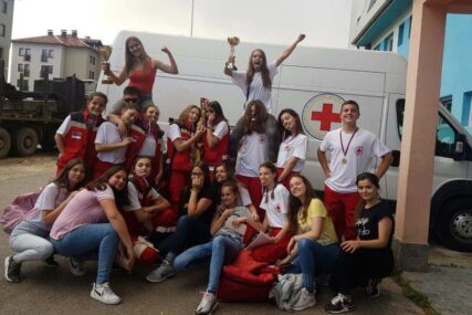 HUMANOST SPAJA LJUDE Nagrađeni volonteri iz podmlatka Crvenog krsta Bijeljina