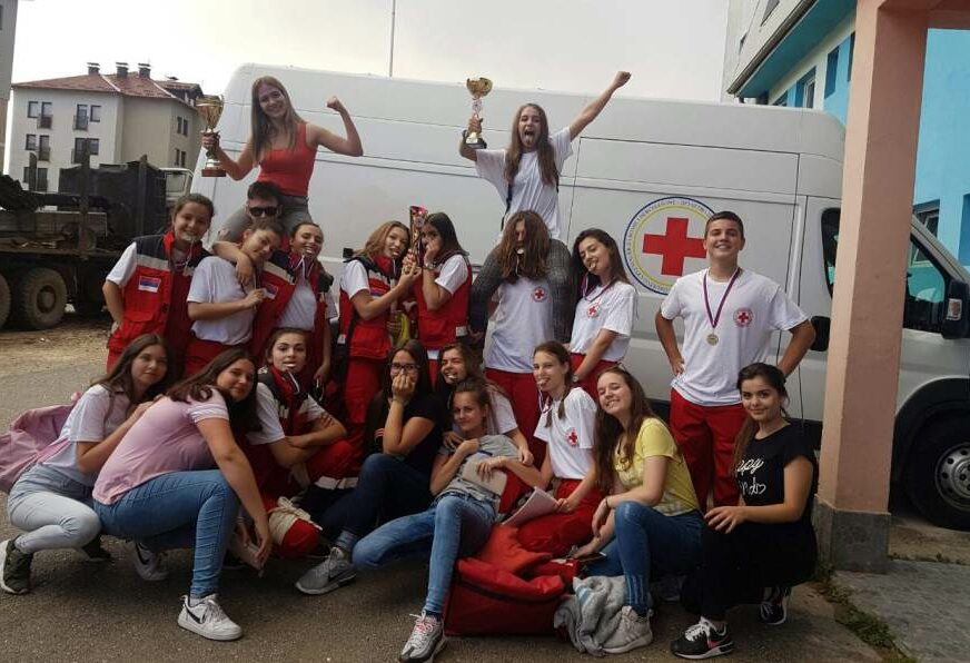 HUMANOST SPAJA LJUDE Nagrađeni volonteri iz podmlatka Crvenog krsta Bijeljina